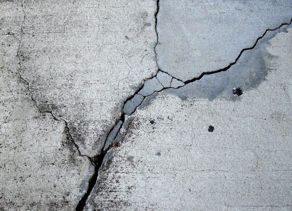 трещины в бетонном полу